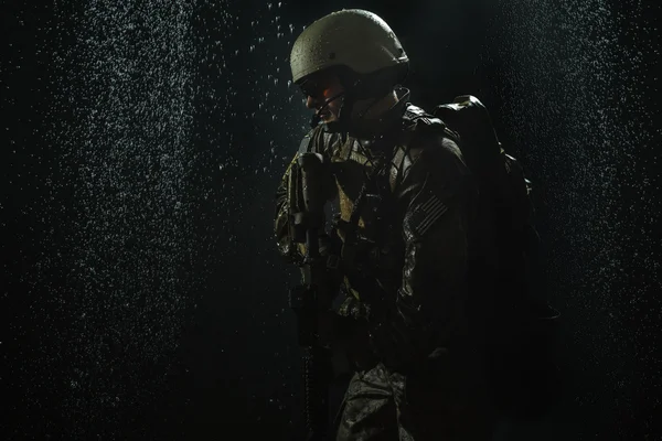 Soldado del ejército estadounidense bajo la lluvia —  Fotos de Stock