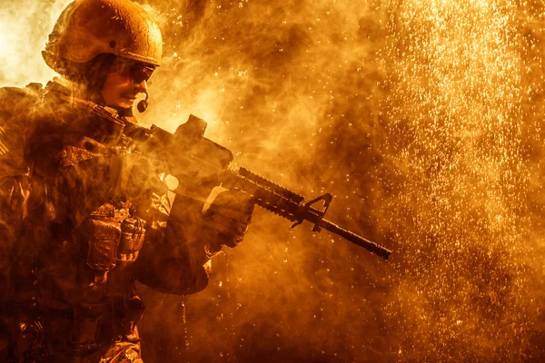 Soldado do Exército dos EUA à chuva — Fotografia de Stock