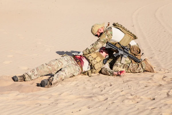 Medicina de campo de batalla en el desierto — Foto de Stock