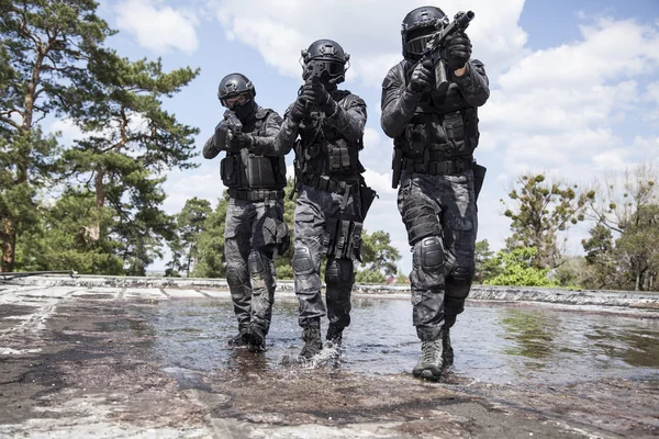 Oficiales de policía SWAT en el agua — Foto de Stock