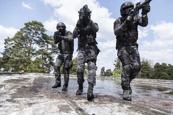 Spec ops Polizeibeamte schwimmen im Wasser — Stockfoto