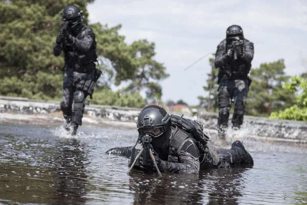 Oficiales de policía SWAT en el agua — Foto de Stock