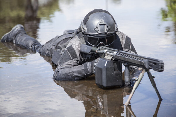 Офицер полиции спецназа
