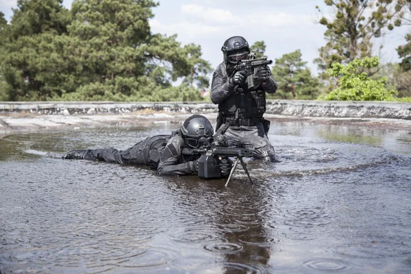 Spec ops Polizeibeamte schwimmen im Wasser — Stockfoto