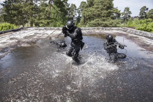 Spec ops Polizeibeamte schwimmen im Wasser — Stockfoto