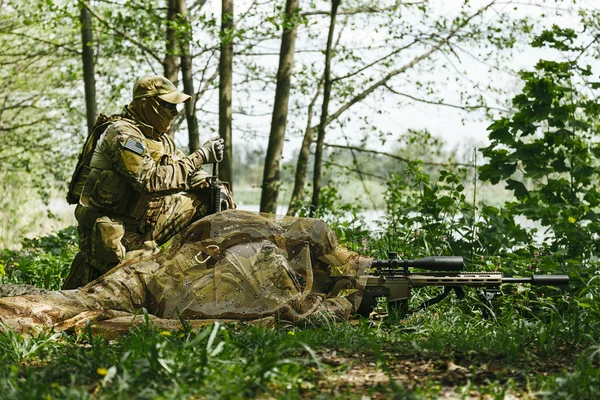 Sniper och spotter av gröna baskrar — Stockfoto