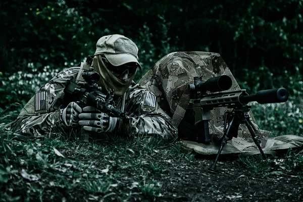 Снайпер і корректировщик зелений берети — стокове фото