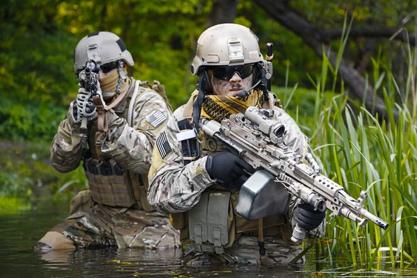 Groene baretten soldaten in actie — Stockfoto