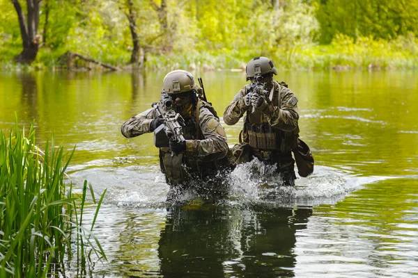 Groene baretten soldaten in actie — Stockfoto