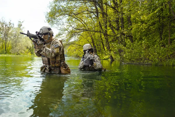 グリーン ベレーの兵士アクション — ストック写真