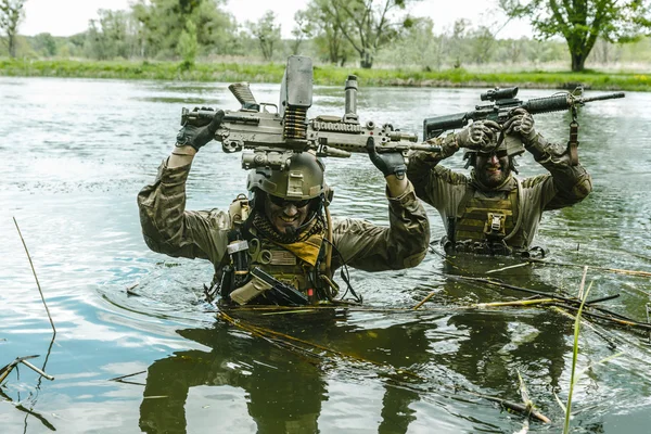 Groene baretten soldaten in actie — Stockfoto