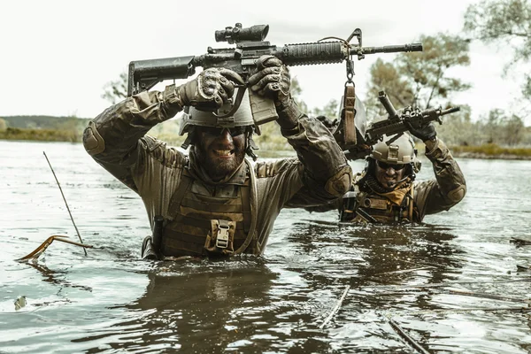 Groene baretten soldaten in actie — Stockfoto