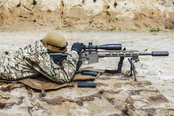 Sniper in the desert — Stock Photo, Image