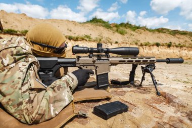 keskin nişancı çölde