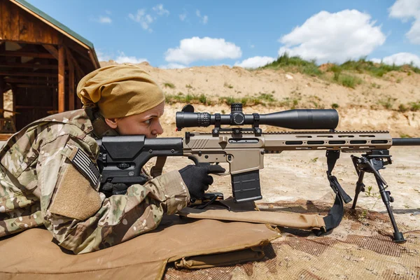 Jonge vrouwelijke sniper — Stockfoto