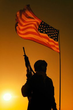 Ulusal bayrak altında Amerikan askerinin silueti