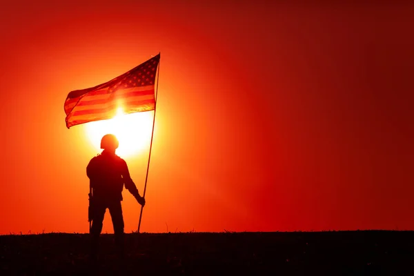 Soldados americanos con silueta de bandera nacional — Foto de Stock