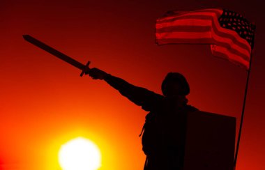 Kılıcı ve bayrağı olan Amerikan askerinin silueti.