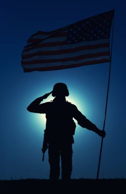 Bayrağıyla selamlayan Amerikan askerinin silueti