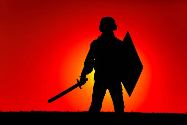 Silhuett av armén soldat med svärd och sköld — Stockfoto