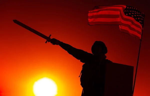Silhouette of USA hadsereg katona karddal és zászlóval — Stock Fotó