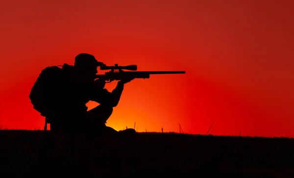 Comando francotirador apuntando, rifle de tiro en la costa — Foto de Stock