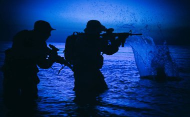 Komando askerleri savaşarak kıyıya çıktılar.