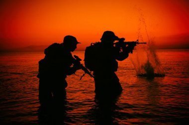 Komando askerleri savaşarak kıyıya çıktılar.