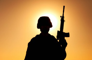 Denizci nişancı silueti günbatımının arkasında