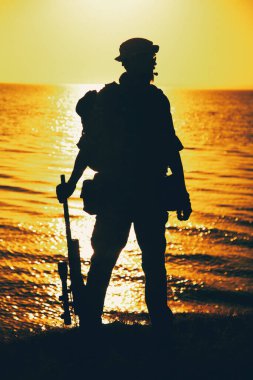 Deniz komandoları, okyanus kıyısında sahil güvenlik keskin nişancısı.