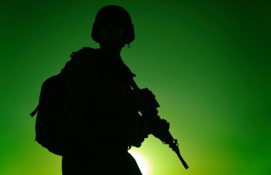 Gün batımında ordu tetikçisinin silueti