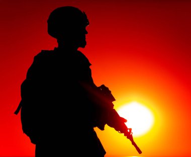 Anti-terörist güçler kumsalda devriye geziyor.