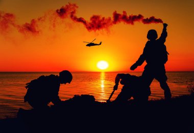 Ordu askerleri helikopterle deniz kıyısına iniyor.