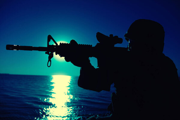 Стрельба пехотинцев, прицеливающихся ночью