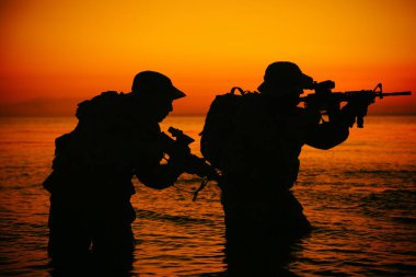 Komando askerleri savaşarak kıyıya çıktılar.