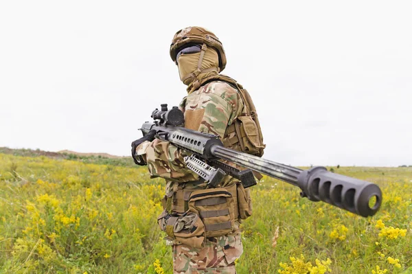 Uitgerust en bewapende speciale troepen soldaat in het veld — Stockfoto