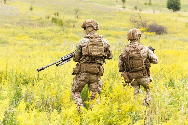 Zwei ausgerüstete und bewaffnete Soldaten einer Spezialeinheit im Einsatz — Stockfoto