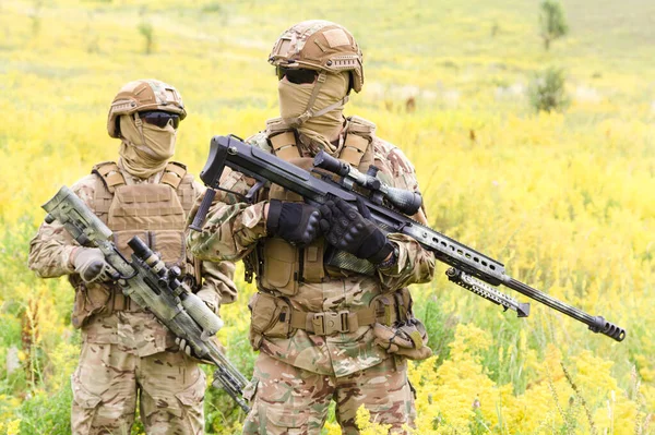 Dwóch żołnierzy z karabinami snajperskimi w zielonym polu zbliżenie — Zdjęcie stockowe
