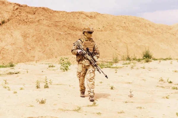 Ausgerüsteter Spezialeinsatzkommando-Soldat läuft durch Wüste. — Stockfoto