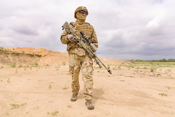 Soldado totalmente equipado e armado com espingarda no deserto — Fotografia de Stock