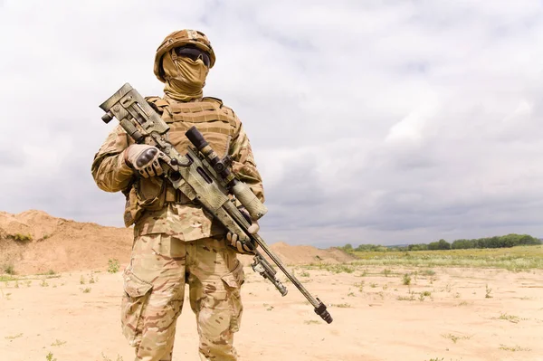 Utrustad och beväpnad specialstyrka soldat med kopieringsutrymme — Stockfoto