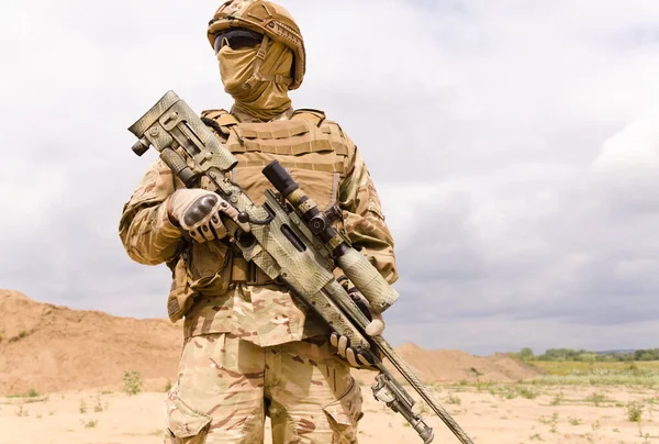 Retrato do soldado das forças especiais armadas com espingarda — Fotografia de Stock
