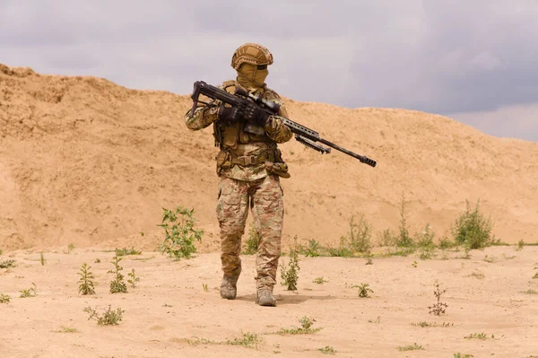 Soldat des forces spéciales armées et équipées dans le désert. — Photo