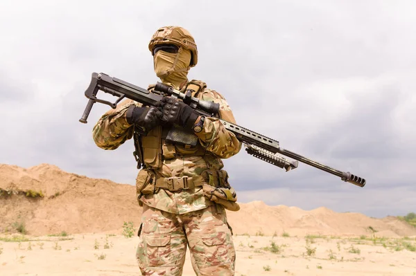 Soldat in Tarnuniform hält Gewehr — Stockfoto