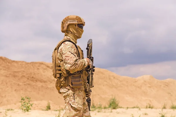 Soldado en camuflaje con rifle de primer plano —  Fotos de Stock