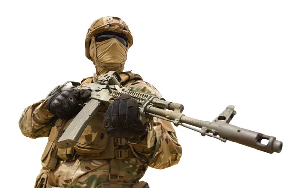 Soldado de fuerzas especiales con rifle aislado sobre fondo blanco — Foto de Stock