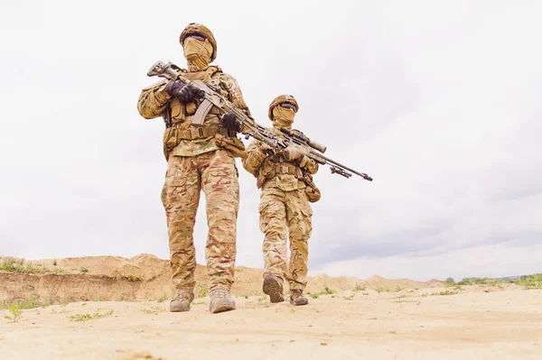 Deux soldats des forces spéciales dans le désert — Photo