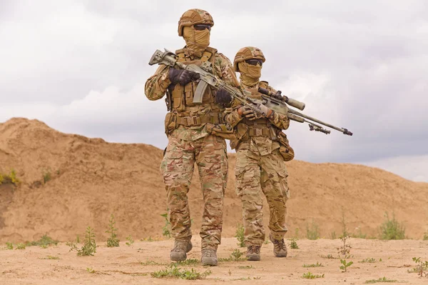 Forças especiais armadas e equipadas soldados no deserto. — Fotografia de Stock