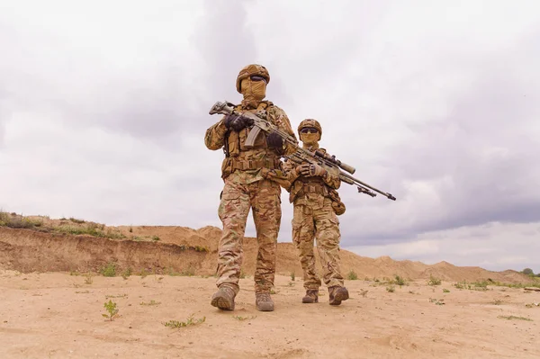 Dos guardaparques de fuerzas especiales durante la operación militar — Foto de Stock