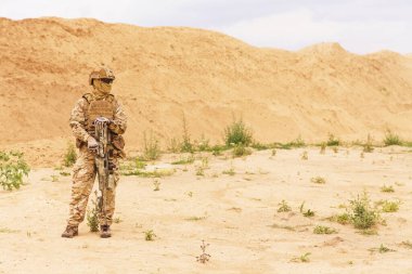 Donanımlı ve silahlı özel kuvvetler askeri, çöldeki ordu korucusu. Askeri terörle mücadele kavramı